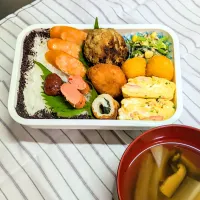 Snapdishの料理写真:本日の日替わり弁当

①手づくりハンバーグ
②ポチギ
③海老カツ
④ちくわ巻き（大葉・チェダーチーズ）
⑤小松菜とツナ・コーンのマヨポン和え
⑥コーンクリームフライ
⑦厚焼きたまご（かにかま・青ネギ）
⑧ごはんのお供  たらこ・山海ぶし・ゆかり
  
    おまけの汁物   大根と椎茸の吸い物