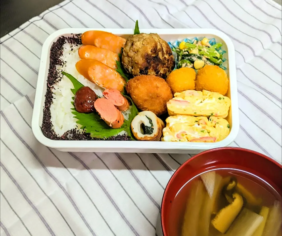 本日の日替わり弁当

①手づくりハンバーグ
②ポチギ
③海老カツ
④ちくわ巻き（大葉・チェダーチーズ）
⑤小松菜とツナ・コーンのマヨポン和え
⑥コーンクリームフライ
⑦厚焼きたまご（かにかま・青ネギ）
⑧ごはんのお供  たらこ・山海ぶし・ゆかり
  
    おまけの汁物   大根と椎茸の吸い物|TakeBooさん