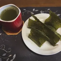 Snapdishの料理写真:鮭ふりかけと塩昆布の混ぜご飯おにぎり、熱い日本茶(朝ご飯)| enarinさん