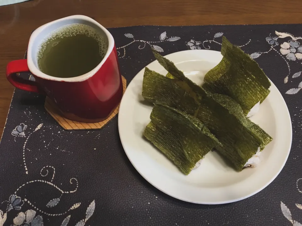 Snapdishの料理写真:鮭ふりかけと塩昆布の混ぜご飯おにぎり、熱い日本茶(朝ご飯)|enarinさん