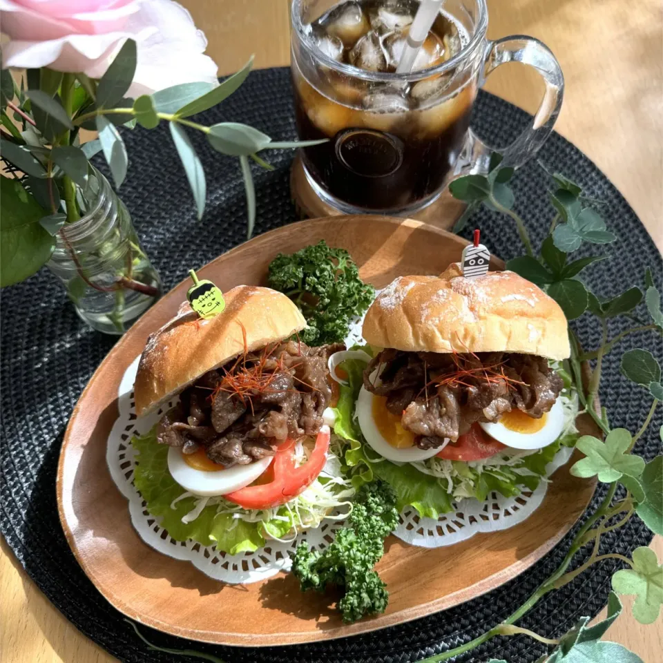 Snapdishの料理写真:10/24❤︎焼肉たまごサンド🥪🌱
お弁当の残り物で…

＊ モーニングロールパン
＊ 黒毛和牛焼肉
＊ フリルレタス ＊キャベツ＊トマト|Makinsさん