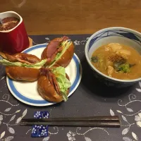 Snapdishの料理写真:レーズンロールパンサンドイッチ、味噌汁、ミルクココア(昼飯)| enarinさん