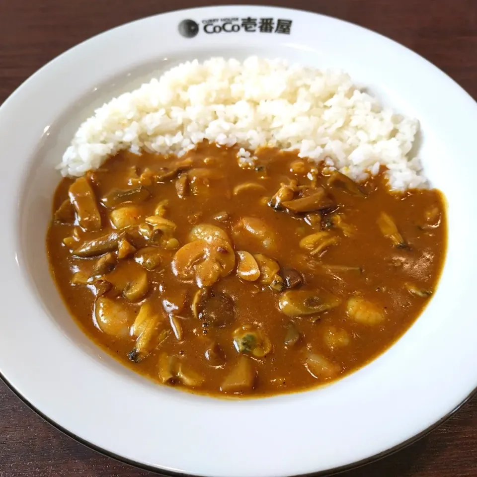 CoCo壱番屋のエビにこみカレーにきのことハーフあさりのトッピング3辛150g|Ikue Sawadaさん