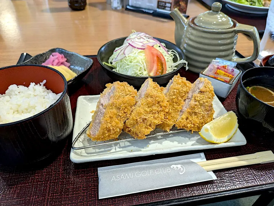 ゴルフ場飯⛳️『ヒレカツ定食』😋|アライさんさん