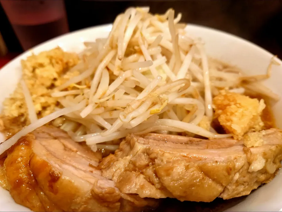 【TRY ラーメン大賞 2018年 汁なし部門1位】 
用心棒 神保町店 
ラーメン (900円、麺300g) 
＋豚追加1 (150円) 
＋ニンニクマシ (無料) 
＋ショウガマシマシ (無料) 
@神保町3分 
(JR秋葉原駅から徒歩22分) 
24259 (279,677)|大脇さん