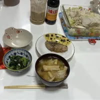 Snapdishの料理写真:晩御飯٩( ᐛ )و☆鶏むねと野菜のレンチン蒸し（キャベツ・もやし・鶏むね）☆ぶり照り☆ほうれん草としめじのお浸し☆みそ汁（白菜・しめじ・揚げ）|Saharaさん