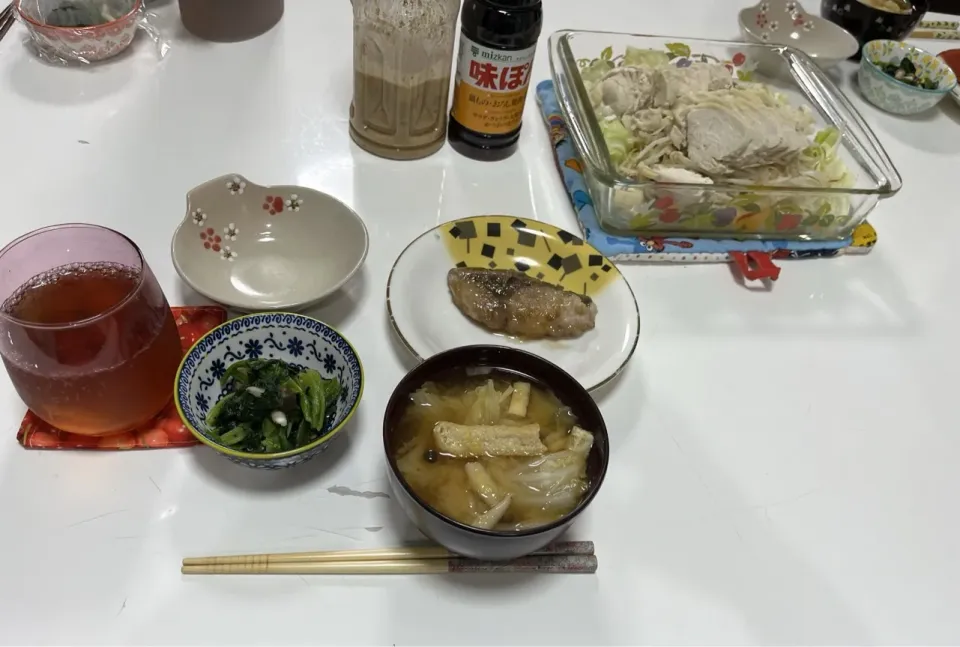 晩御飯٩( ᐛ )و☆鶏むねと野菜のレンチン蒸し（キャベツ・もやし・鶏むね）☆ぶり照り☆ほうれん草としめじのお浸し☆みそ汁（白菜・しめじ・揚げ）|Saharaさん