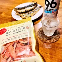 Snapdishの料理写真:今夜のつまみは魚🐟 食べる削り節 & 鰯の丸干し