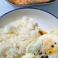 Snapdishの料理写真:steamed salmon with rice + 2 fried eggs 😘 quick & easy dinner😋😍|🌷lynnlicious🌷さん