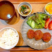 Snapdishの料理写真:今日の夜ご飯(えのきバーグ、小松菜煮浸し，しじみ味噌汁、柿)| cocomikaさん