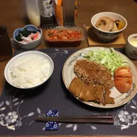 Snapdishの料理写真:ご飯、三元豚やわらかローストンカツ、ベルチキ、トマト、千切りキャベツ、岩手県産湯通しワカメとオーシャンキングの酢の物、キムチ、煮物盛り合わせ、麦茶、自家製プリン(夕飯)|enarinさん