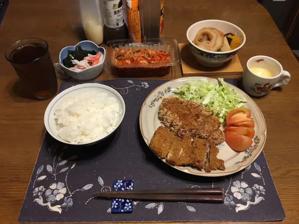 ご飯、三元豚やわらかローストンカツ、ベルチキ、トマト、千切りキャベツ、岩手県産湯通しワカメとオーシャンキングの酢の物、キムチ、煮物盛り合わせ、麦茶、自家製プリン(夕飯)|enarinさん