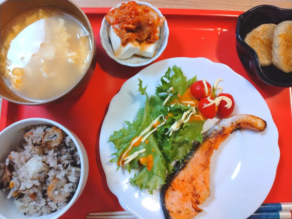 卵とじ　キムチ冷奴　ニラ饅頭　ひじきご飯　焼き鮭|さゆさん