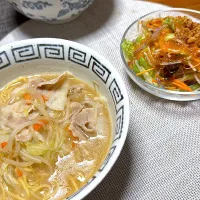 Snapdishの料理写真:煮込みラーメン、サラダ|kaaaaaさん