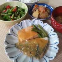 Snapdishの料理写真:さばの味噌煮、水菜と大葉サラダ|ちゃいさん