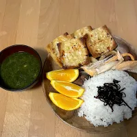 Snapdishの料理写真:ハラス　油揚げのネギチーズ焼　オレンジ　のり汁|そのみさん