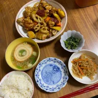 Snapdishの料理写真:夜　さつまいも・蓮根・人参甘酢炒め、切り干し大根、法蓮草胡麻和え|みちくんさん