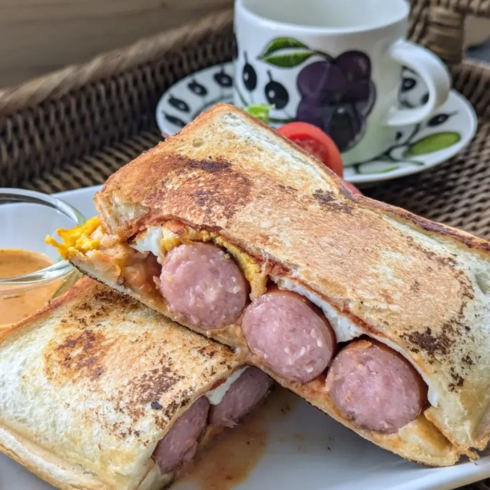 ジョンソンヴィルと目玉焼きのホットサンド|ぶりてりあさん