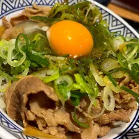 Snapdishの料理写真:牛丼アタマの大盛りご飯少なめネギ玉トッピング©︎吉野家|須佐浩幸さん