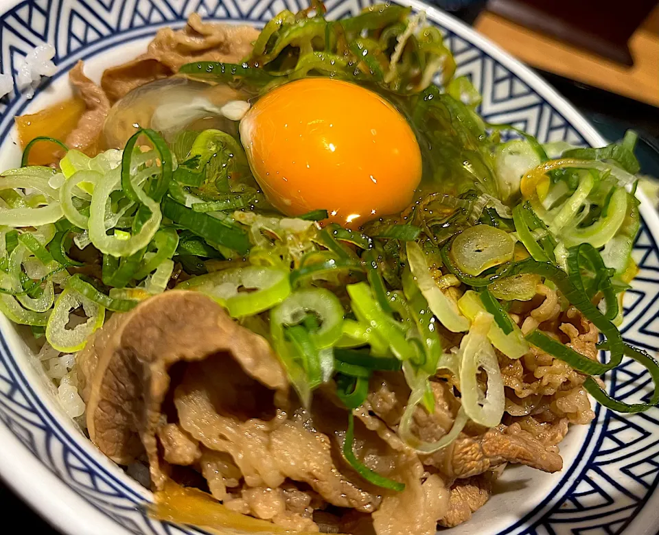 牛丼アタマの大盛りご飯少なめネギ玉トッピング©︎吉野家|須佐浩幸さん