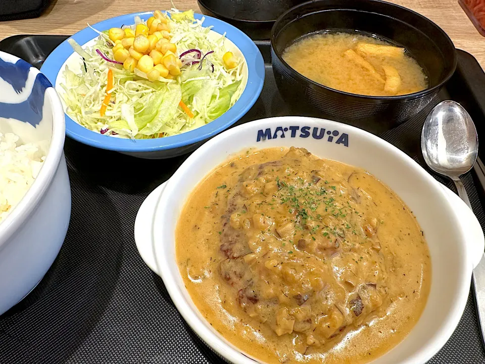 リトアニア風ホワイトソースハンバーグ定食クーポン割引（ライス大盛）|マハロ菊池さん