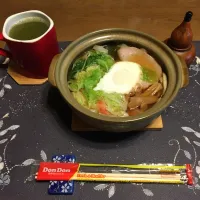 Snapdishの料理写真:鍋焼きうどん、熱い日本茶(昼飯)|enarinさん