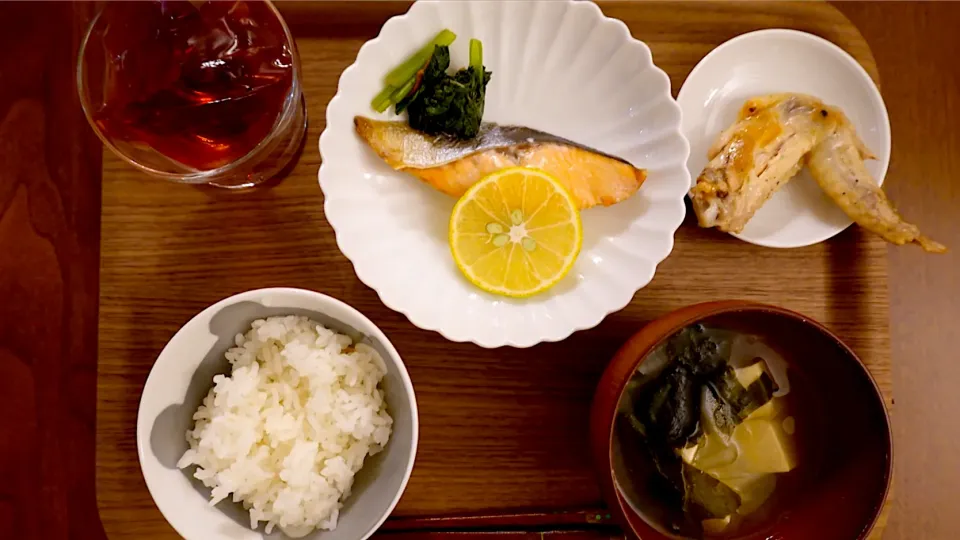 鮭の塩焼きメインのお夕飯🌛子ども用はトレイにまとめて給食風に…|みーぬさん