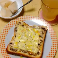 Snapdishの料理写真:マッシュルームチーズトースト| うたかた。さん