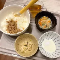 Snapdishの料理写真:肉味噌軟飯、里芋の青のり和え、豆乳味噌汁、ヨーグルト|なつこさん