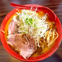 Snapdishの料理写真:神奈川　厚木　「くまおやじ」　辛味噌ラーメン🍜　北海道の味噌ラーメン好きにはたまらない〜😋|BUBUさん