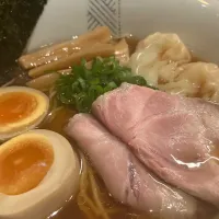 Snapdishの料理写真:【TRYラーメン大賞2021-2022 新店・しょうゆ部門 5位】 
支那蕎麦 澤田 
支那蕎麦 (950円) 
＋海老ワンタン2個 (150円)
＋白ご飯 (100円)
＠新宿御苑前3分 
(JR新宿駅から徒歩12分) 
24260 (280,877)|大脇さん