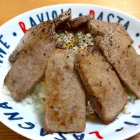 Snapdishの料理写真:バターライスのステーキ丼|しののののののさん