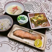 Snapdishの料理写真:grandmaの晩ごはん☆ 今夜は冬瓜と鶏肉のスープ、ニラいっぱいの玉子焼き、鮭を焼きました。頂きます。|kaoriさん