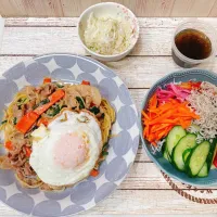 Snapdishの料理写真:上海焼きそば　目玉焼き| chou  chouさん