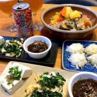 Snapdishの料理写真:今夜のうち飲み〜　　　　　　　　　　　　　肉じゃが　小松菜と油揚げのお浸し　イカシュウマイ　etc|じゅんさんさん