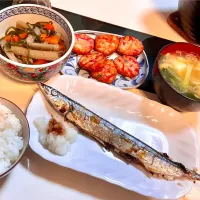 Snapdishの料理写真:今夜は贅沢して、高級魚秋刀魚を焼きました。
きんぴらと紅生姜天と小松菜と豆腐とお揚げさんのお味噌汁で晩御飯| Takeshi  Nagakiさん