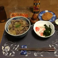 Snapdishの料理写真:国産黒毛和牛切り落としの牛丼つゆだく、コロッケ、湯通しワカメ＋オーシャンキングの酢の物、キムチ、麦茶、牛乳ゼリー(夕飯)|enarinさん