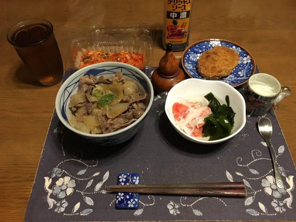 国産黒毛和牛切り落としの牛丼つゆだく、コロッケ、湯通しワカメ＋オーシャンキングの酢の物、キムチ、麦茶、牛乳ゼリー(夕飯)|enarinさん