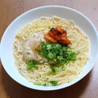 Snapdishの料理写真:サラダチキンとキムチをのせた豚骨ラーメン|ナナさん