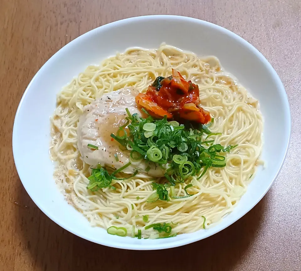 サラダチキンとキムチをのせた豚骨ラーメン|ナナさん