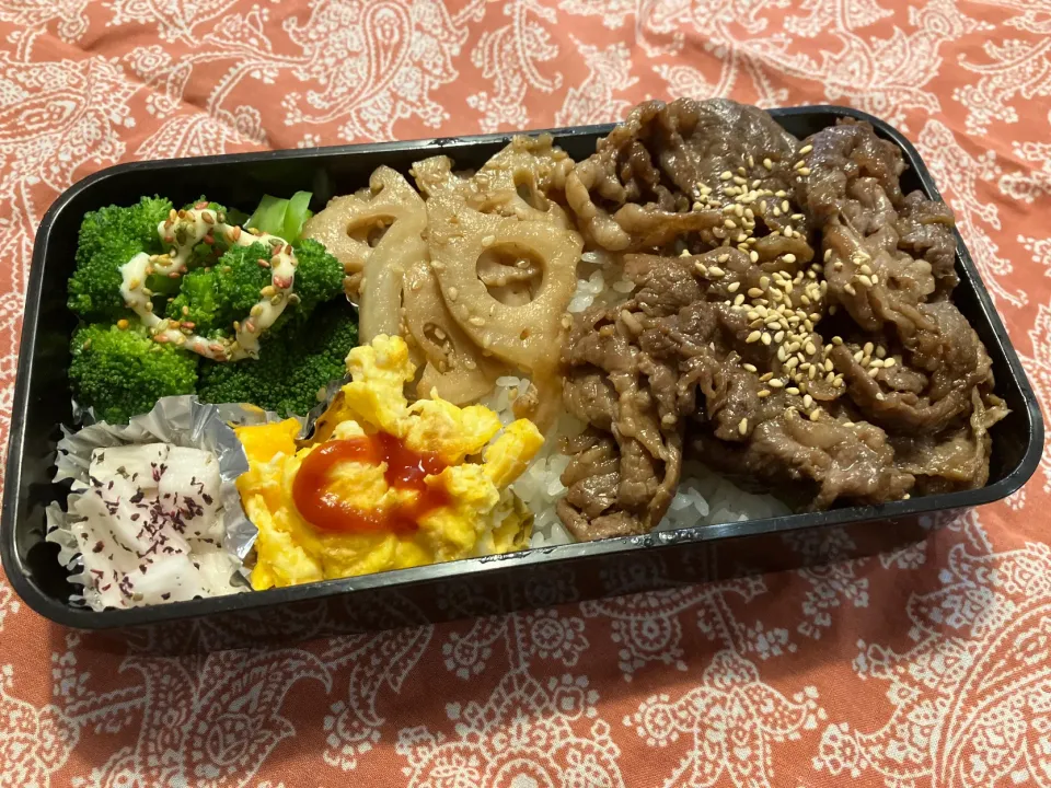 2024.10.26 息子弁当　◎焼肉丼　◎れんこんのきんぴら　◎山芋のゆかり和え　◎スクランブルエッグ　◎茹でブロッコリー|goroさん