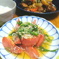 Snapdishの料理写真:大葉としらすたっぷりトマトサラダ🍅