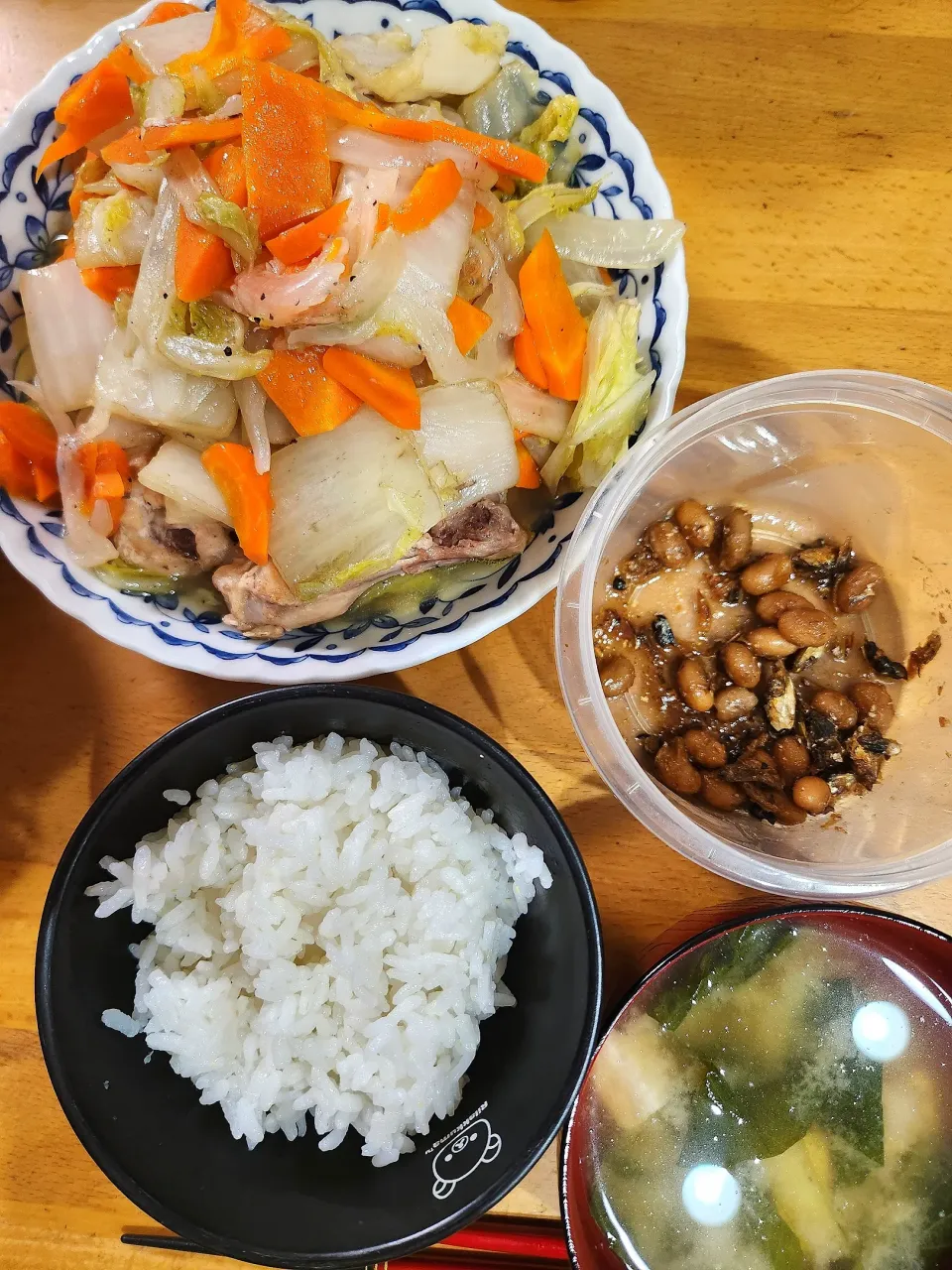 Snapdishの料理写真:手羽元と白菜の白だし煮込み、煮干しと大豆の甘酢あえ、小松菜としめじと油揚げの味噌汁|さきさん