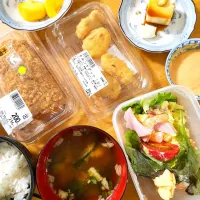 Snapdishの料理写真:コロッケ、チキンナゲット、ポテトサラダ、冷奴、柿| さきさん