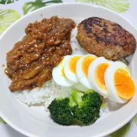 Snapdishの料理写真:無水カレーハンバーグ乗せです🍀