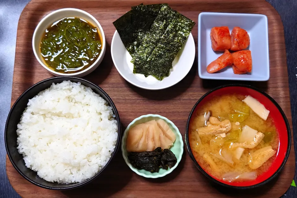 今日の朝ごはん（新米・高知県産こしひかりに辛子明太子、焼きのり、めかぶポン酢、白菜とエリンギと油揚げのみそ汁、すぐき）|Mars＠釜飯作り研究中さん