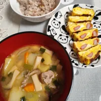 Snapdishの料理写真:朝昼ごはん。カニカマ入り卵焼き、ちょっとピリ辛豚汁| m.rafuさん