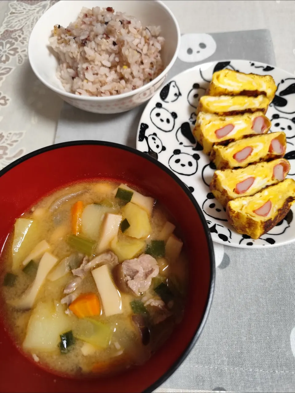 朝昼ごはん。カニカマ入り卵焼き、ちょっとピリ辛豚汁|m.rafuさん