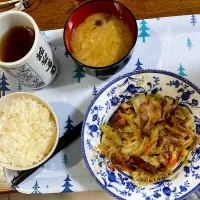 Snapdishの料理写真:野菜炒めと、味噌汁|マースさん