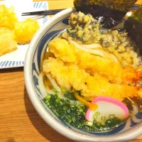 Snapdishの料理写真:海老天うどんと揚げ餅|あおたんママさん